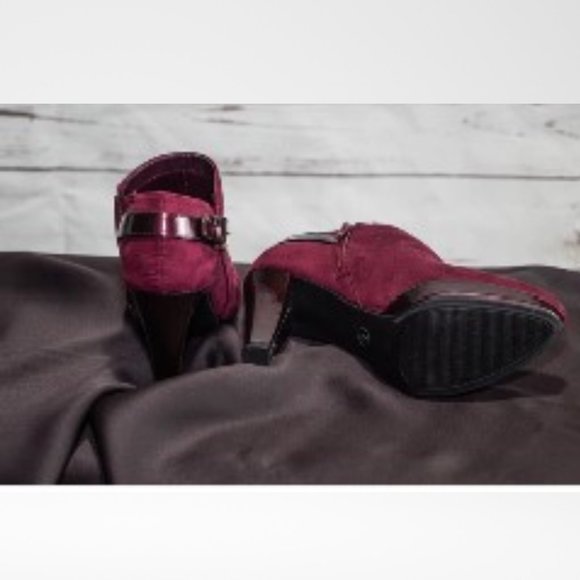 East 5th Woman's Booties - Picture 2 of 3